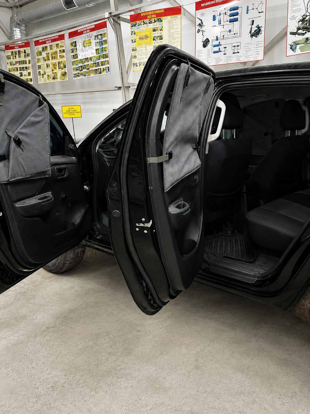 Защита дверей пикапа Mitsubishi L200 одеялами ПОКРОВ-О 130
