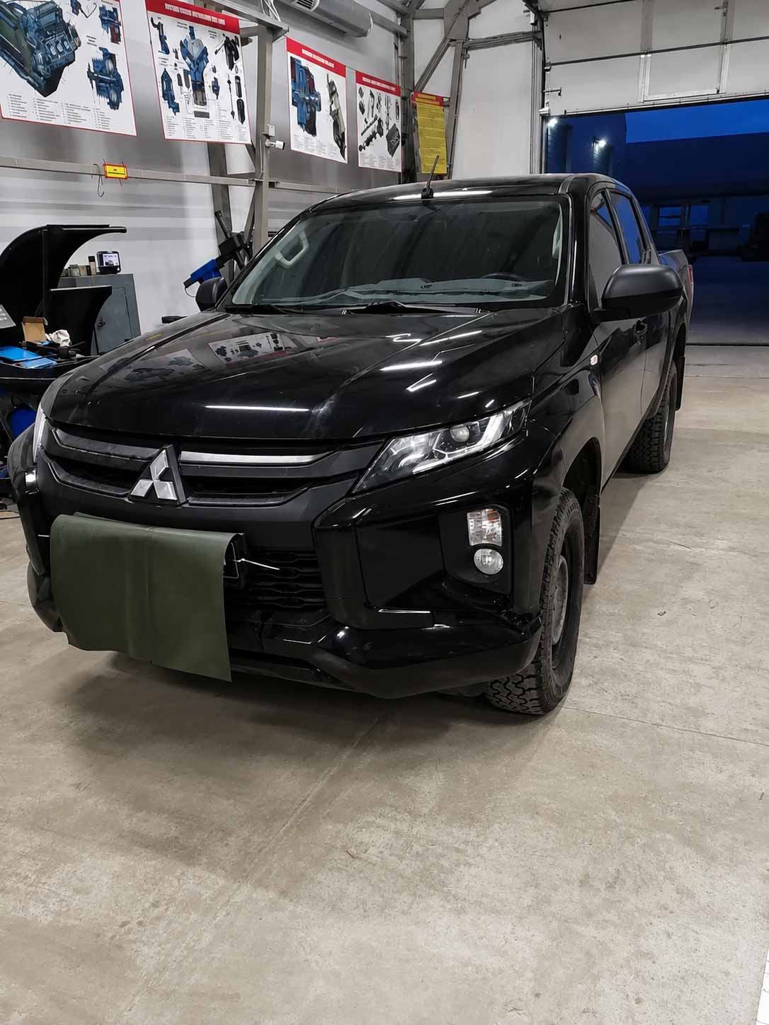 Пикап Mitsubishi L200 с защитными одеялами ПОКРОВ-О 130