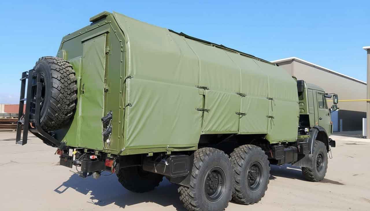 Кузов КАМАЗ-5350 с защитными одеялами ПОКРОВ-О 130 (вид с лева и сзади)