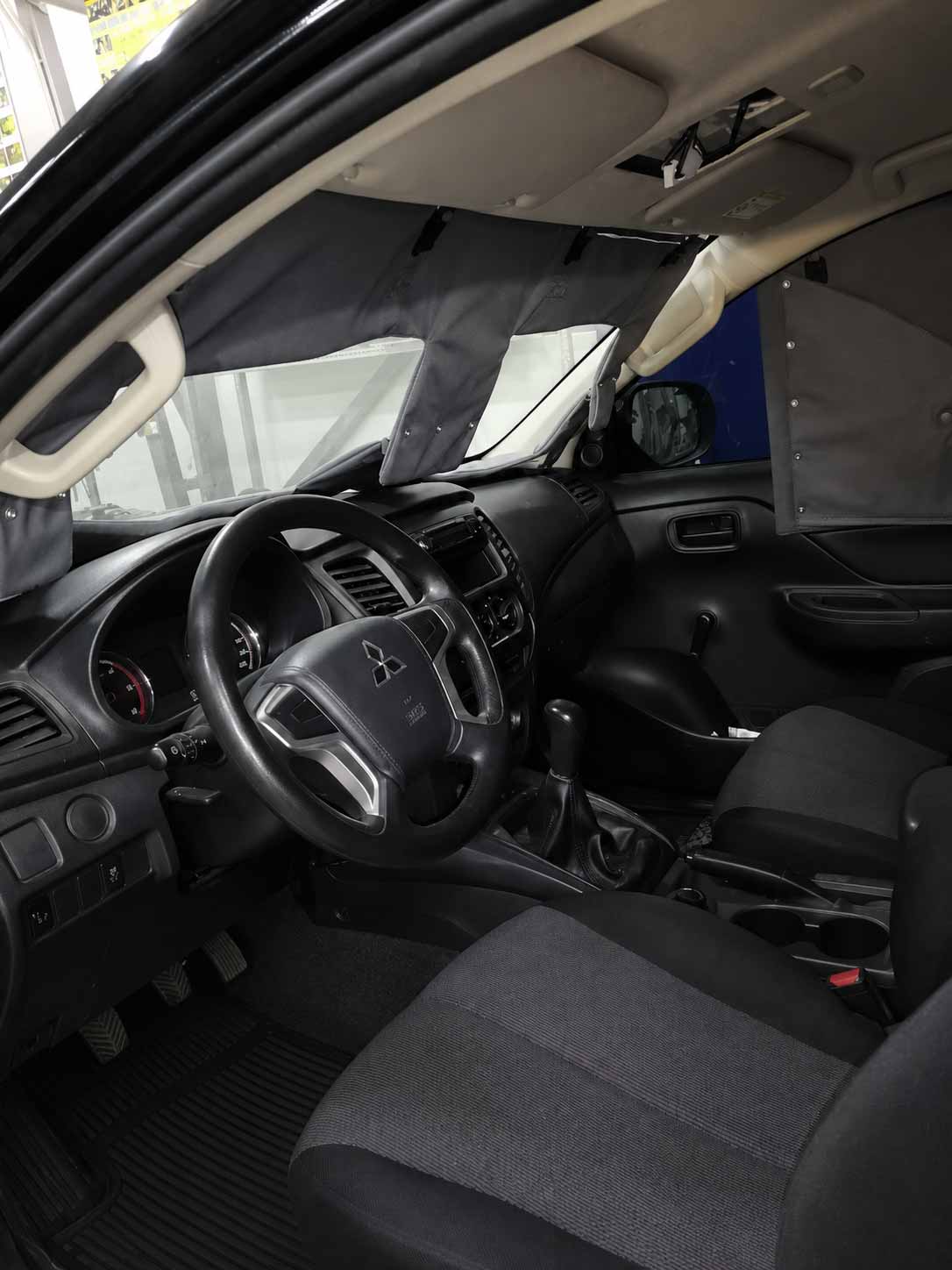 Защита лобового стекла пикапа Mitsubishi L200 одеялами ПОКРОВ-О 130