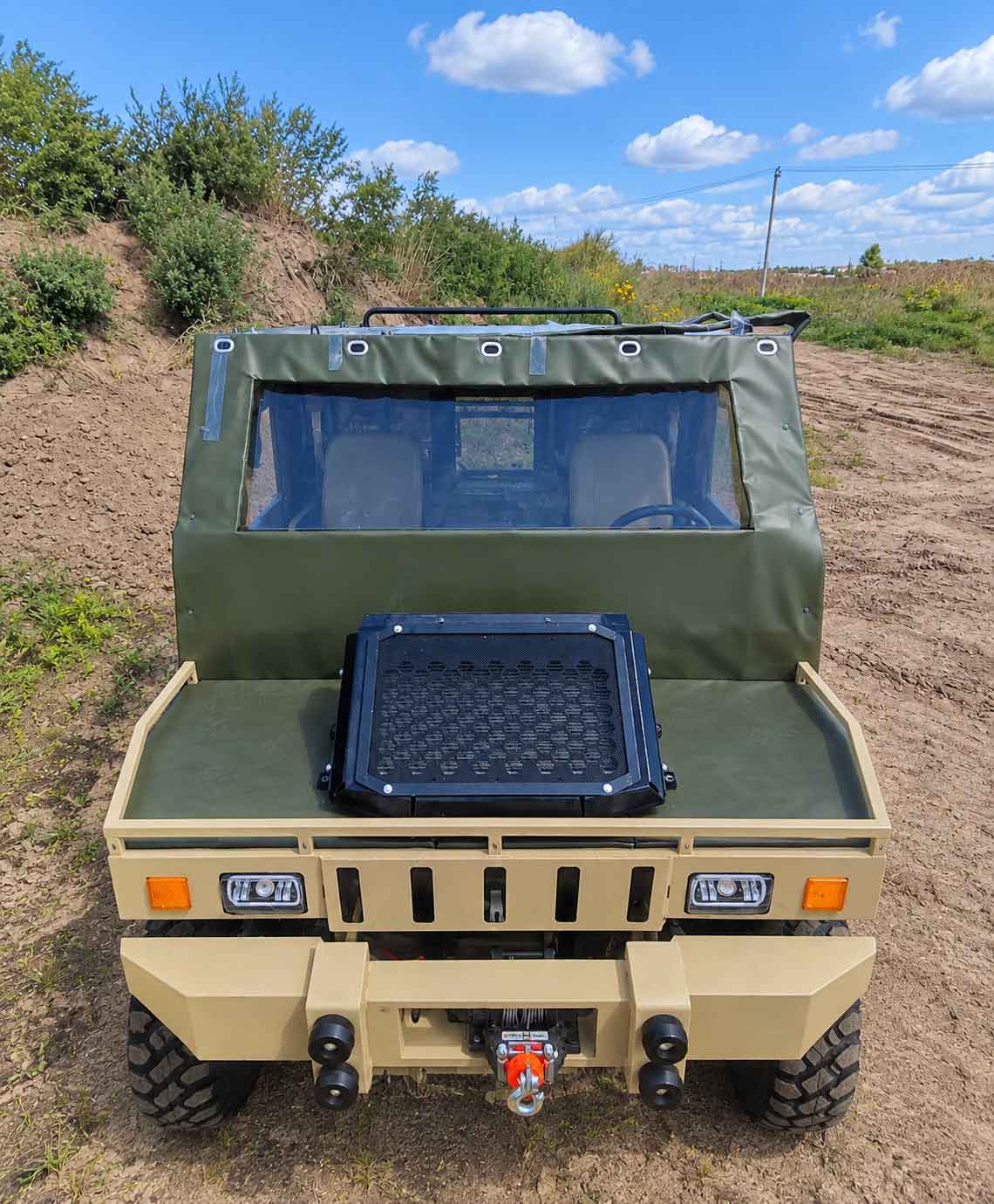 Мотовездеход Desertcross 1000 с защитными одеялами ПОКРОВ-О 130 на лобовом стекле и капоте